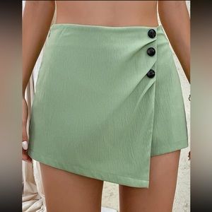 Asymmetrical button from skort